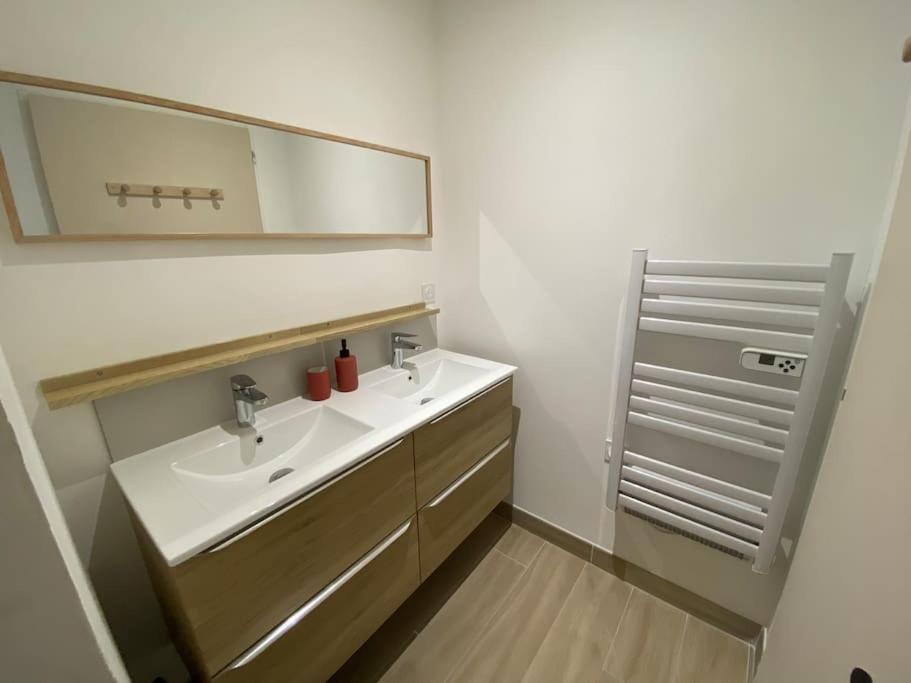 Appartement Familial, 2 Chambres, En Rdc Sur Cour Saint-Florentin  Exterior photo